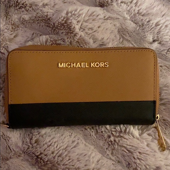 Michael Kors Accessories - • Michael Kors 2 Toned Wallet •
